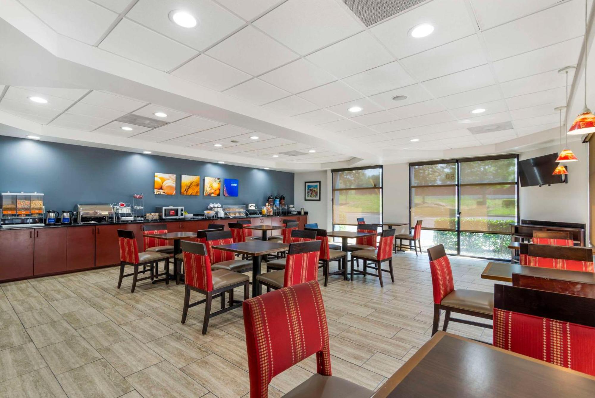 Comfort Atlanta Airport Hotel 3*