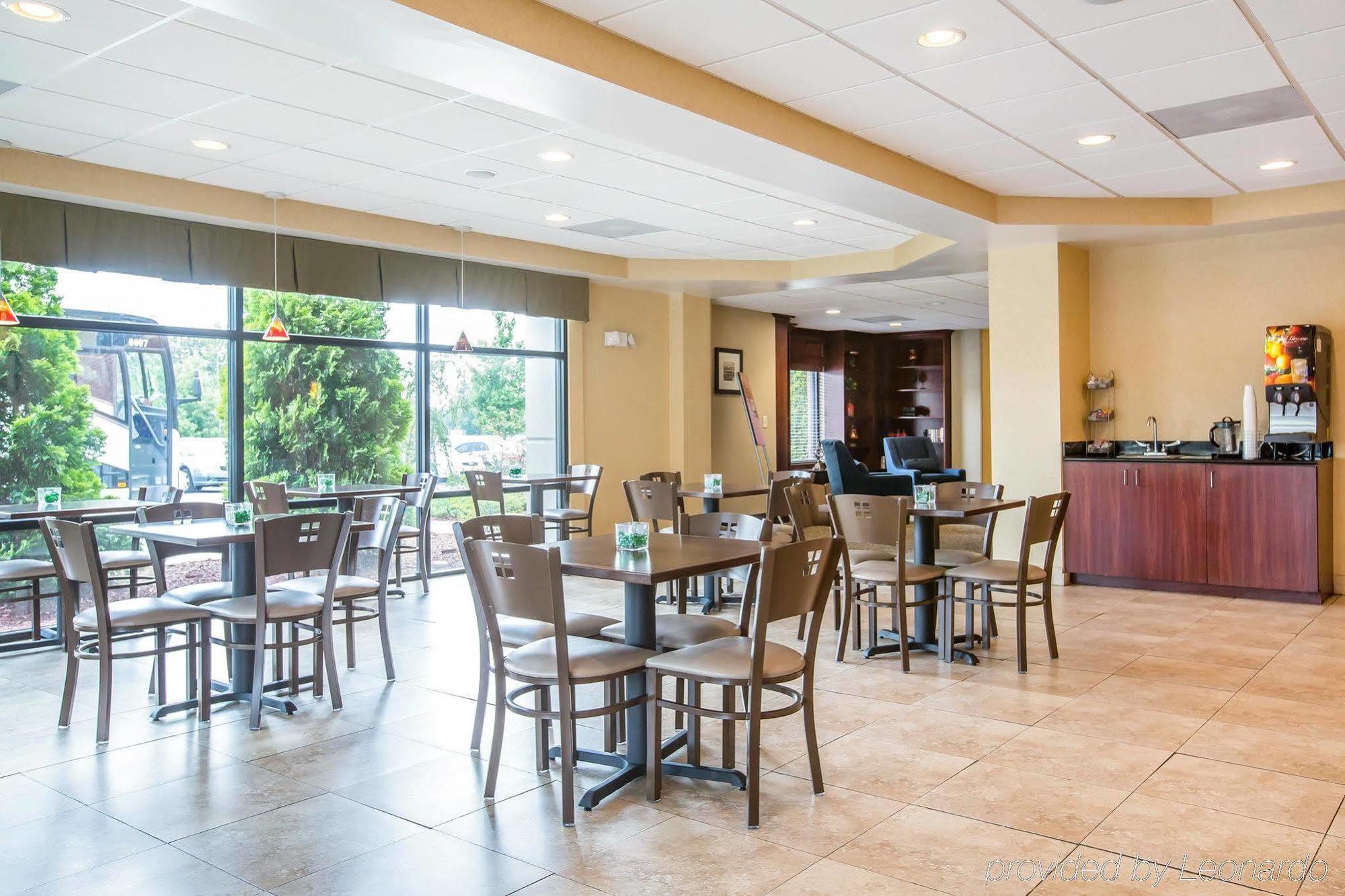 Comfort Atlanta Airport Hotel 3*