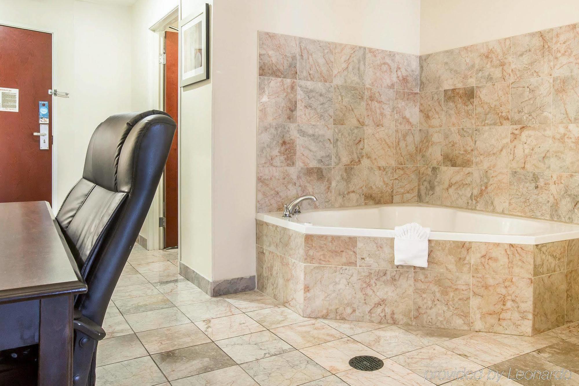 Comfort Atlanta Airport Hotel 3*